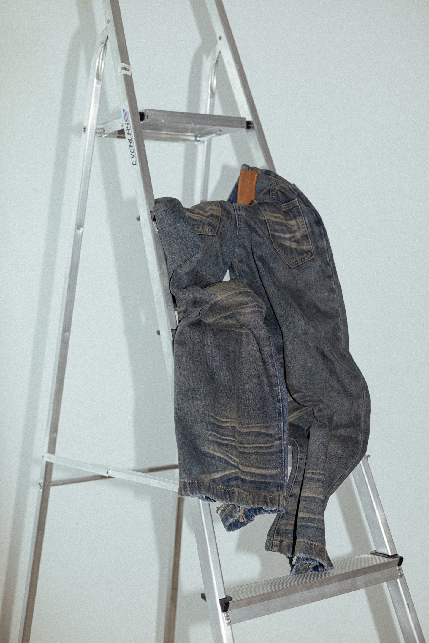 Retro Washed Denim Baggy Jeans .