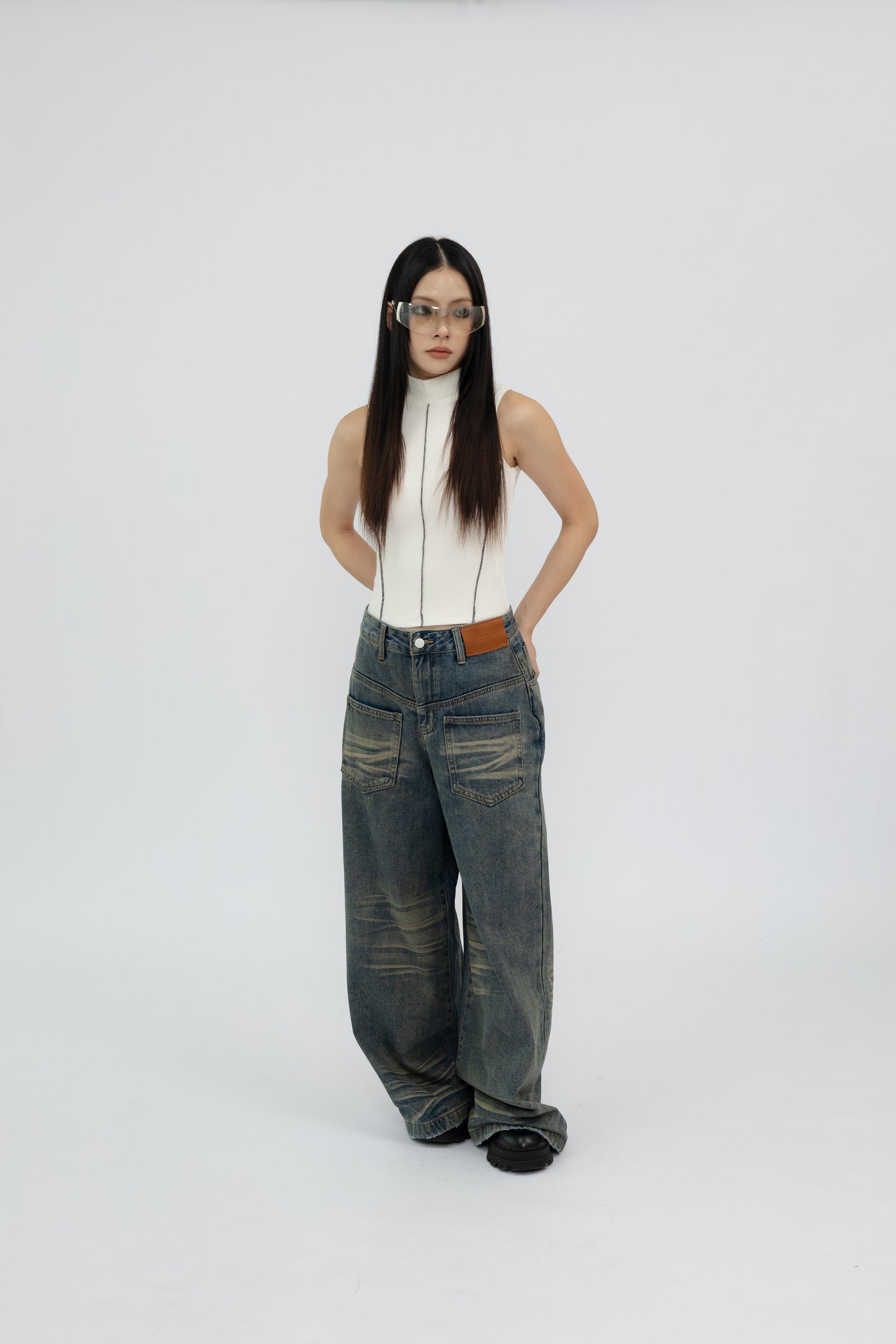 Retro Washed Denim Baggy Jeans .