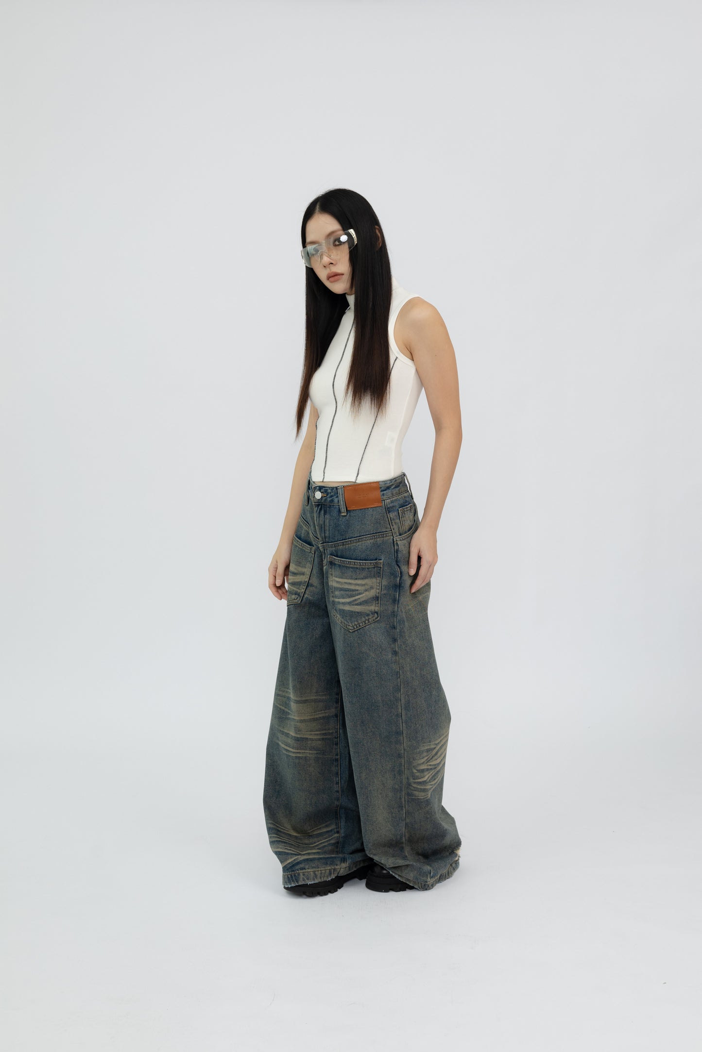 Retro Washed Denim Baggy Jeans .