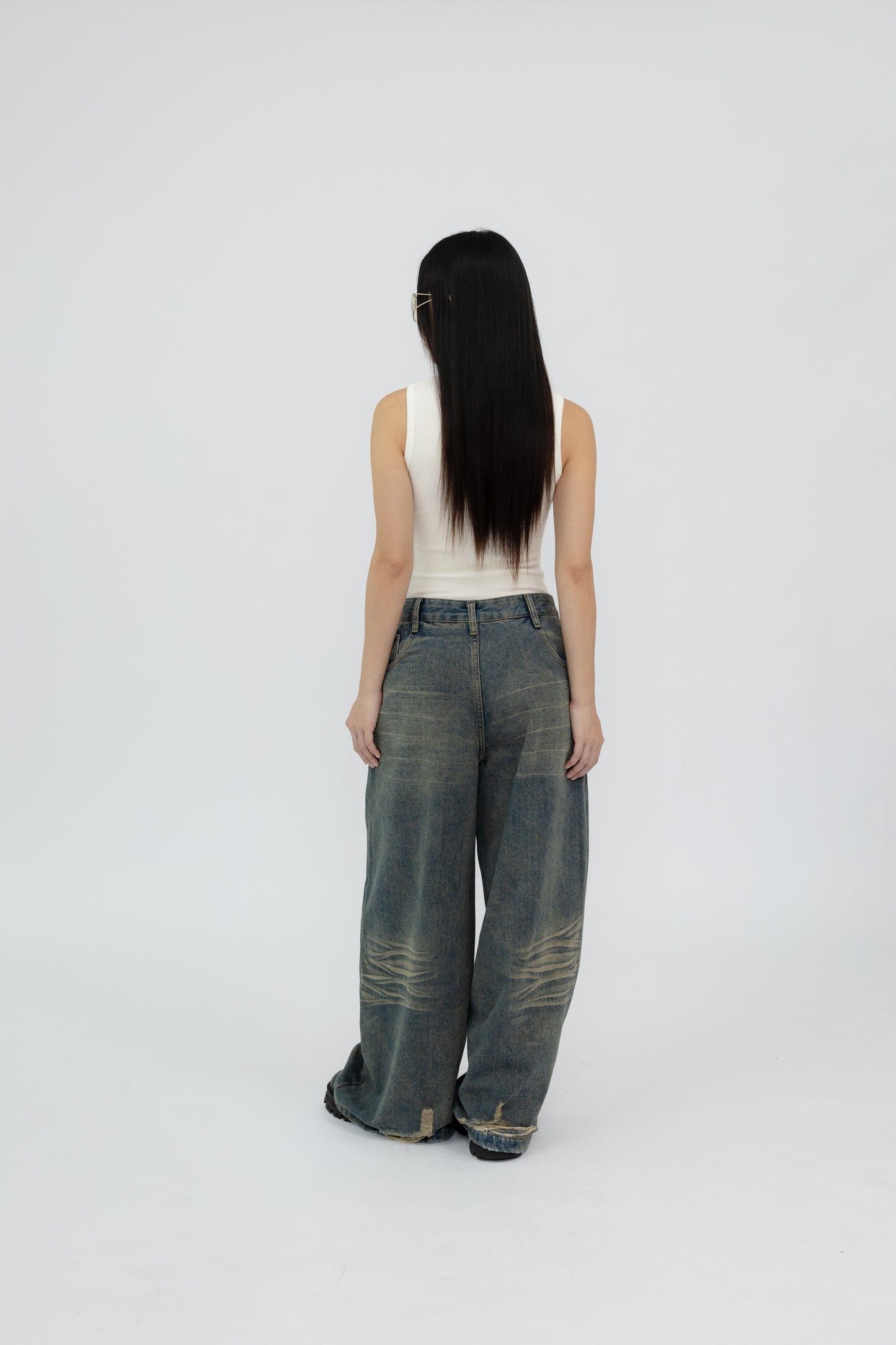 Retro Washed Denim Baggy Jeans .