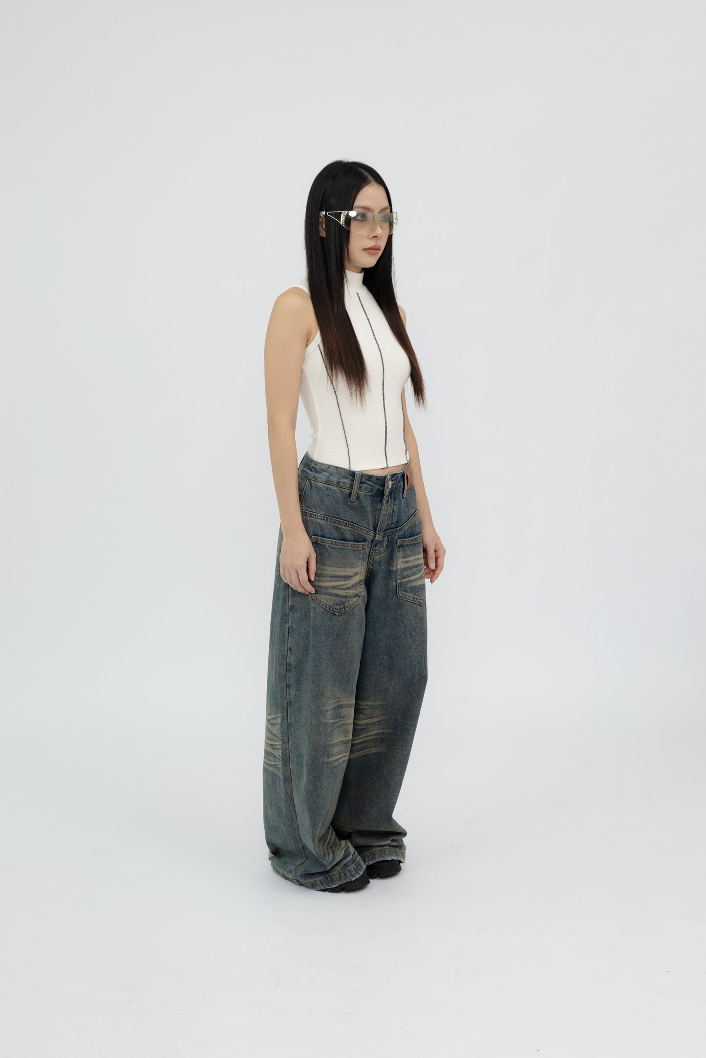 Retro Washed Denim Baggy Jeans .