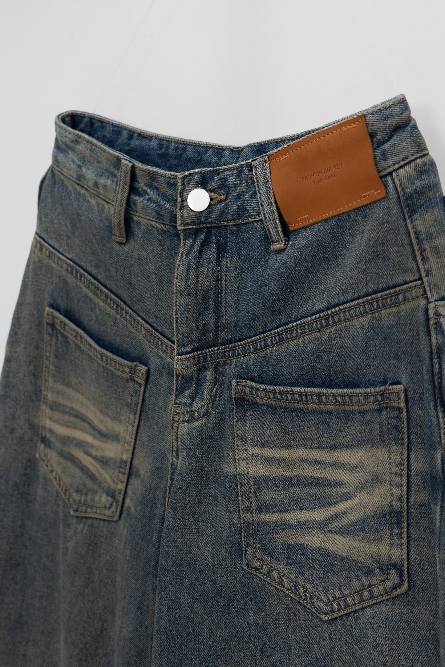 Retro Washed Denim Baggy Jeans .