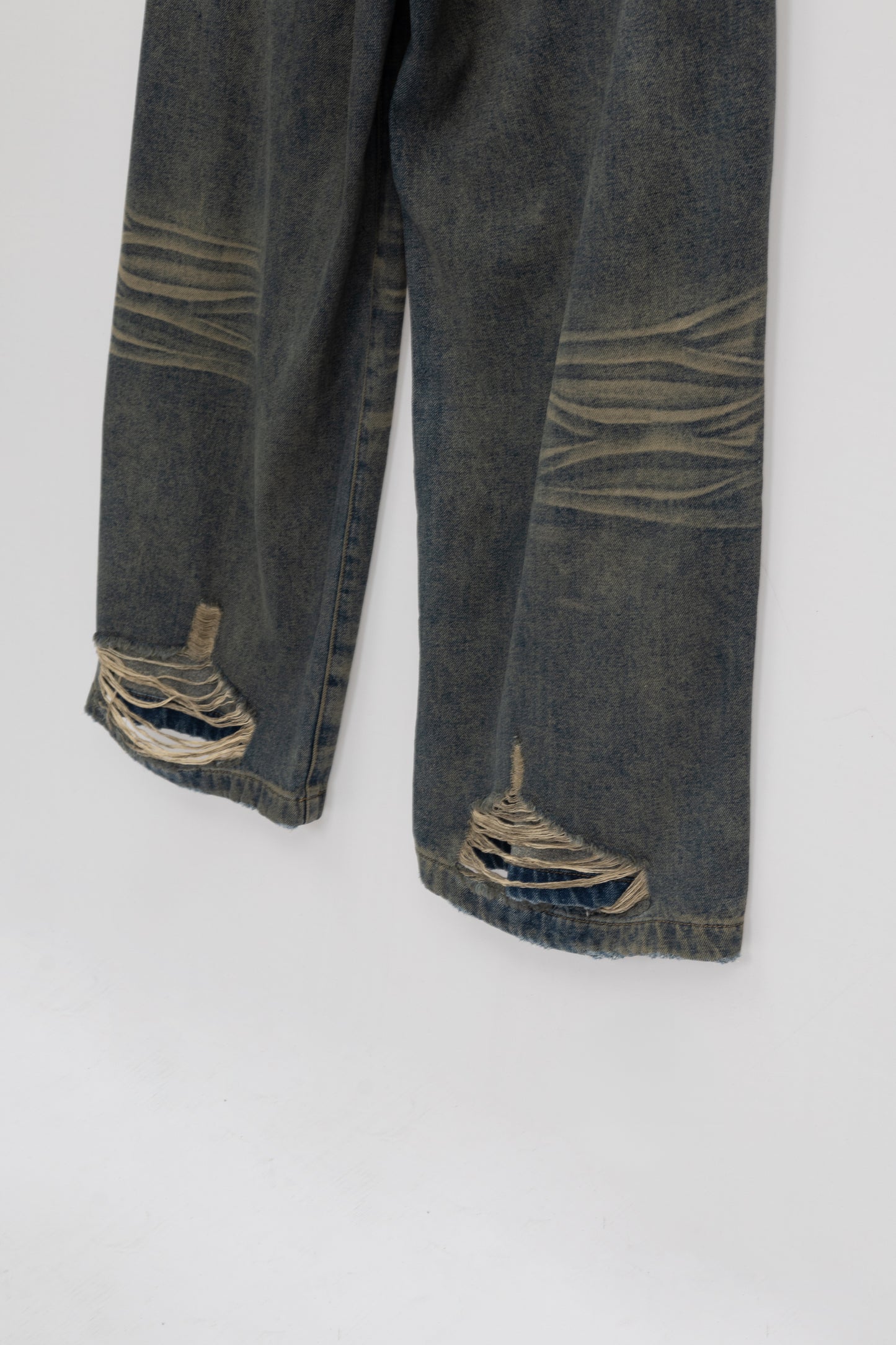 Retro Washed Denim Baggy Jeans .
