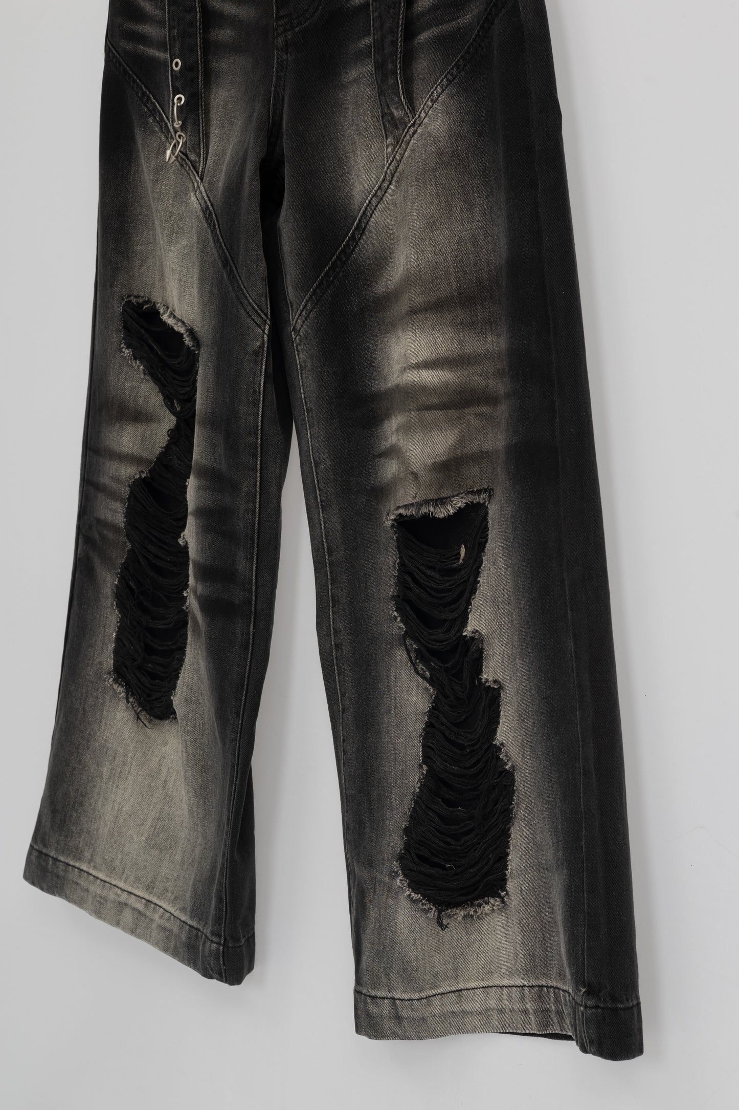 Washed Ripped Baggy Jeans .