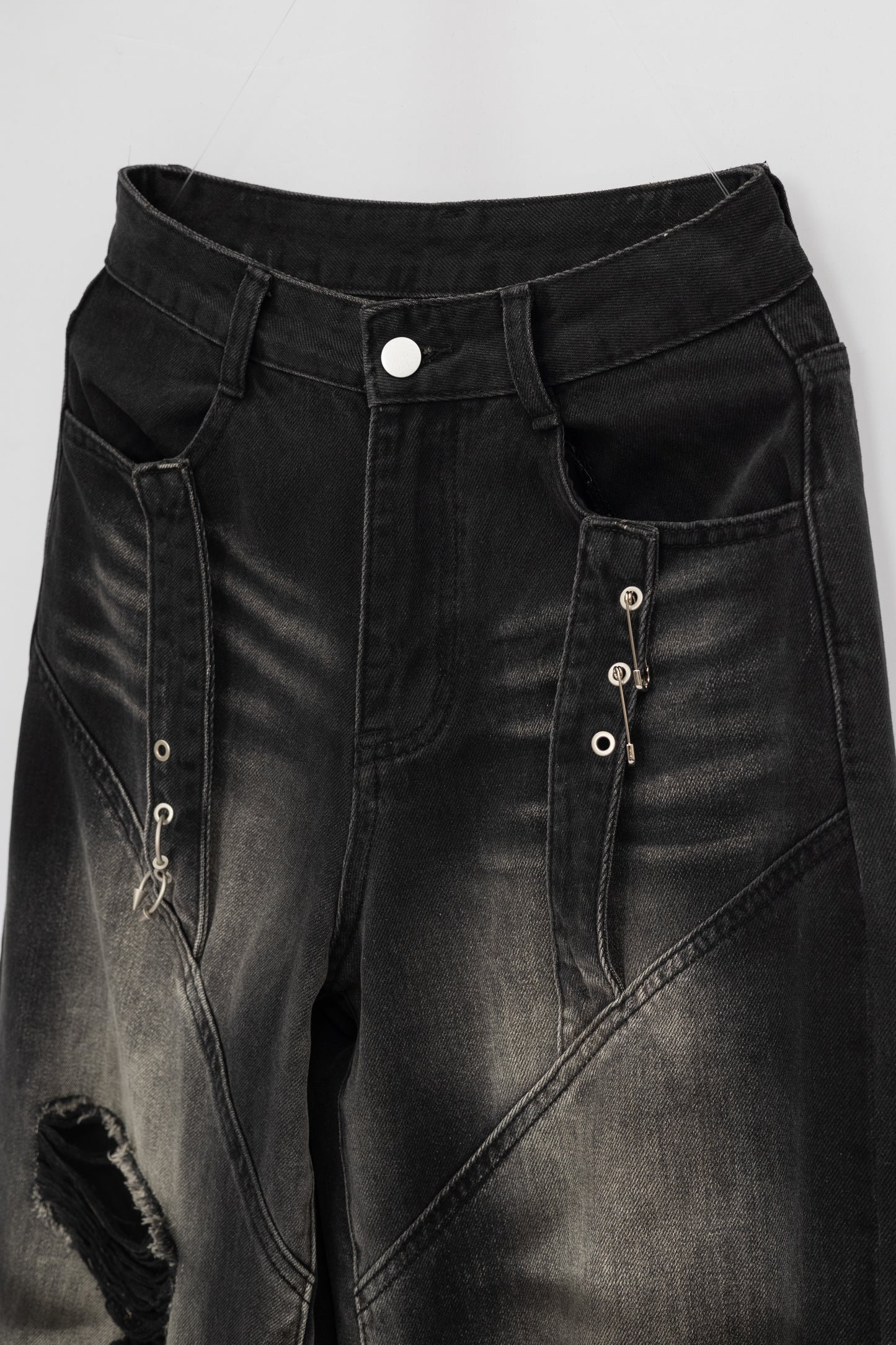 Washed Ripped Baggy Jeans .