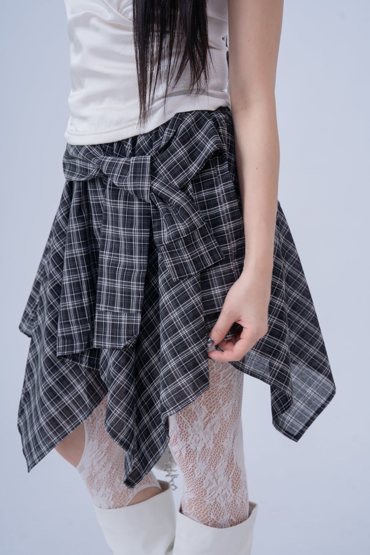 Irregular-Patterned Plaid Skirt .