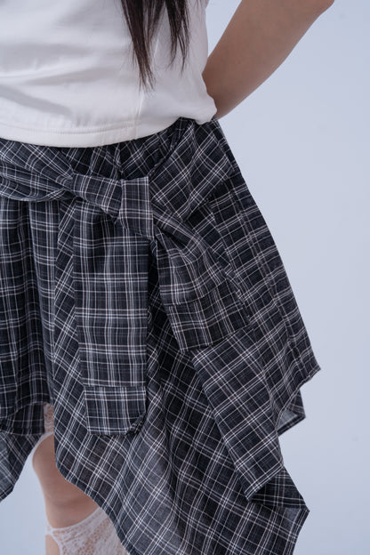 Irregular-Patterned Plaid Skirt .