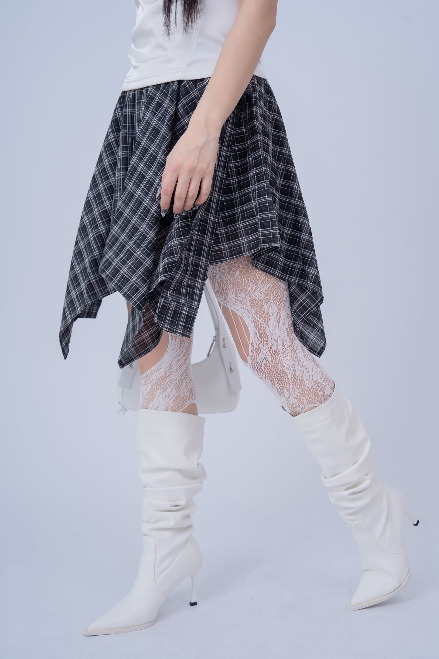Irregular-Patterned Plaid Skirt .