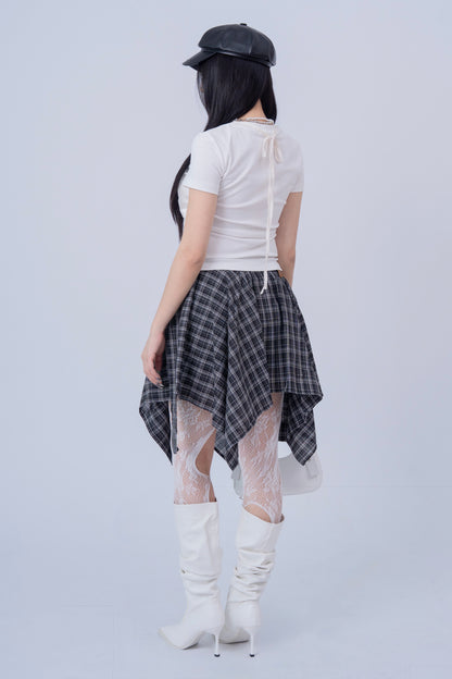 Irregular-Patterned Plaid Skirt .