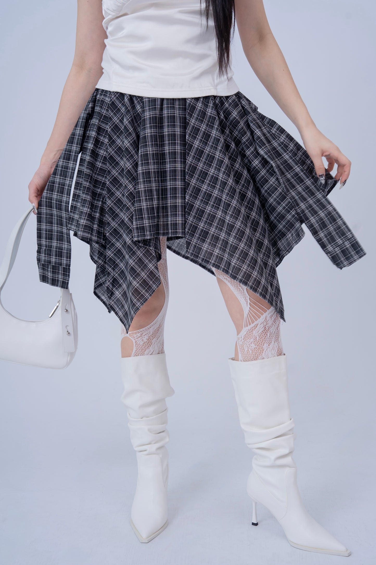 Irregular-Patterned Plaid Skirt .