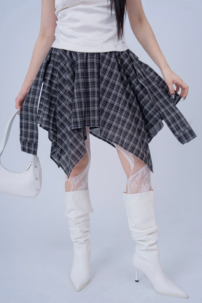 Irregular-Patterned Plaid Skirt .