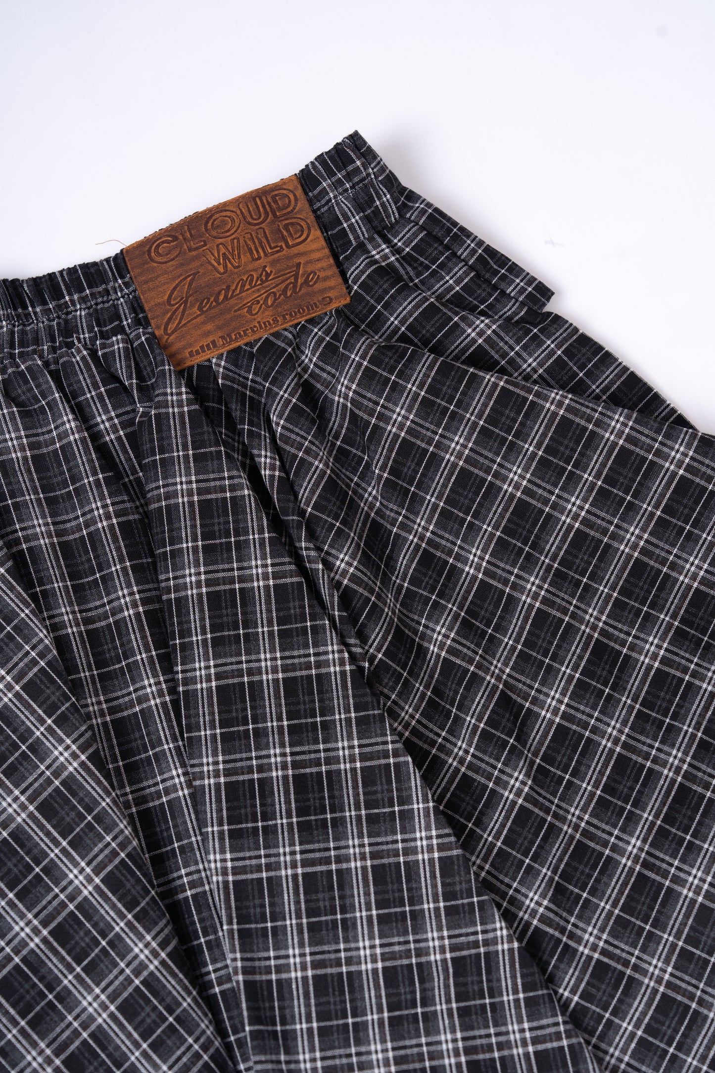 Irregular-Patterned Plaid Skirt .