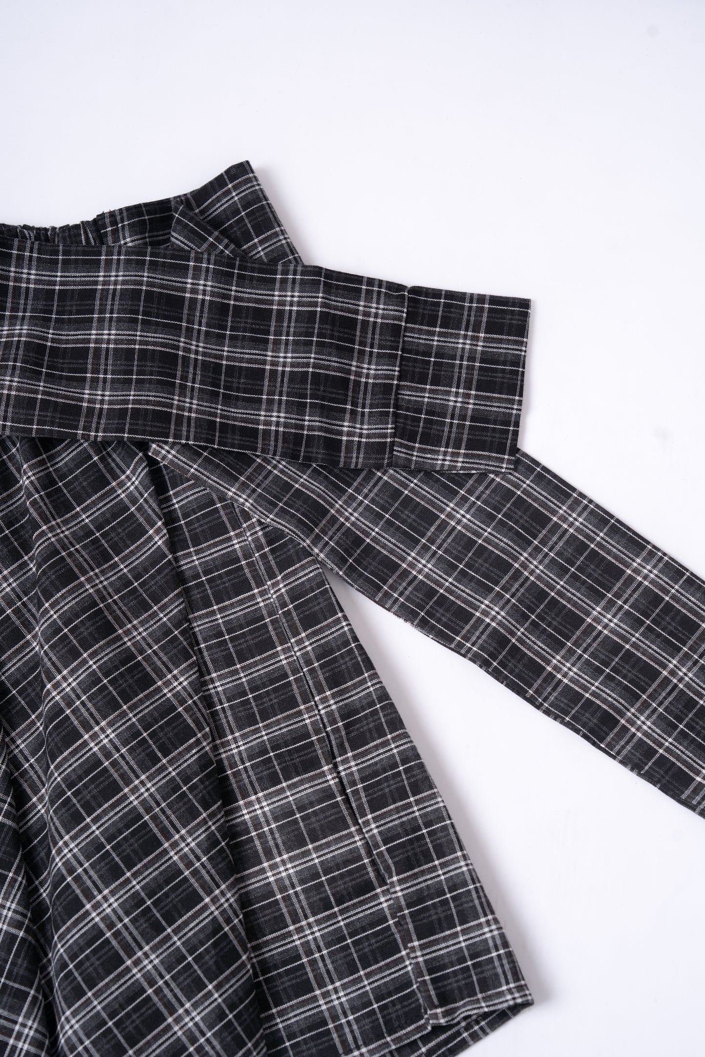 Irregular-Patterned Plaid Skirt .