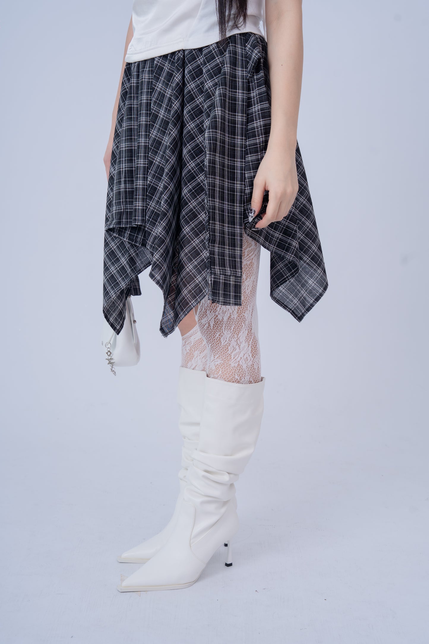 Irregular-Patterned Plaid Skirt .